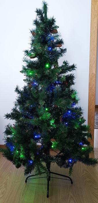 Árvore de natal ROYAL MAJESTIC com pinhas 150cm e luzes