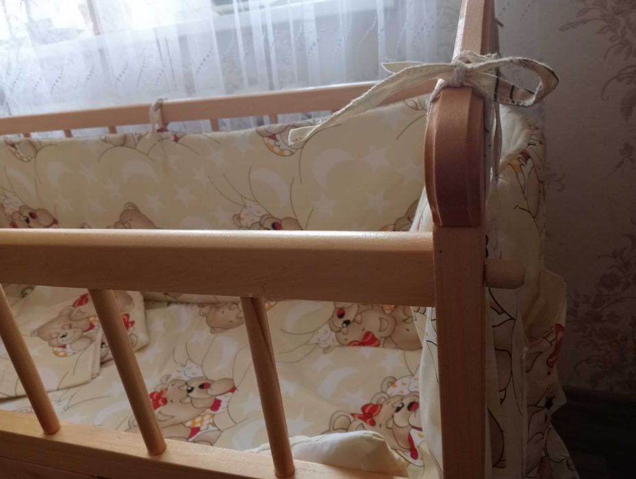 Дерев'яне дитяче ліжечко з маятником та бортиками