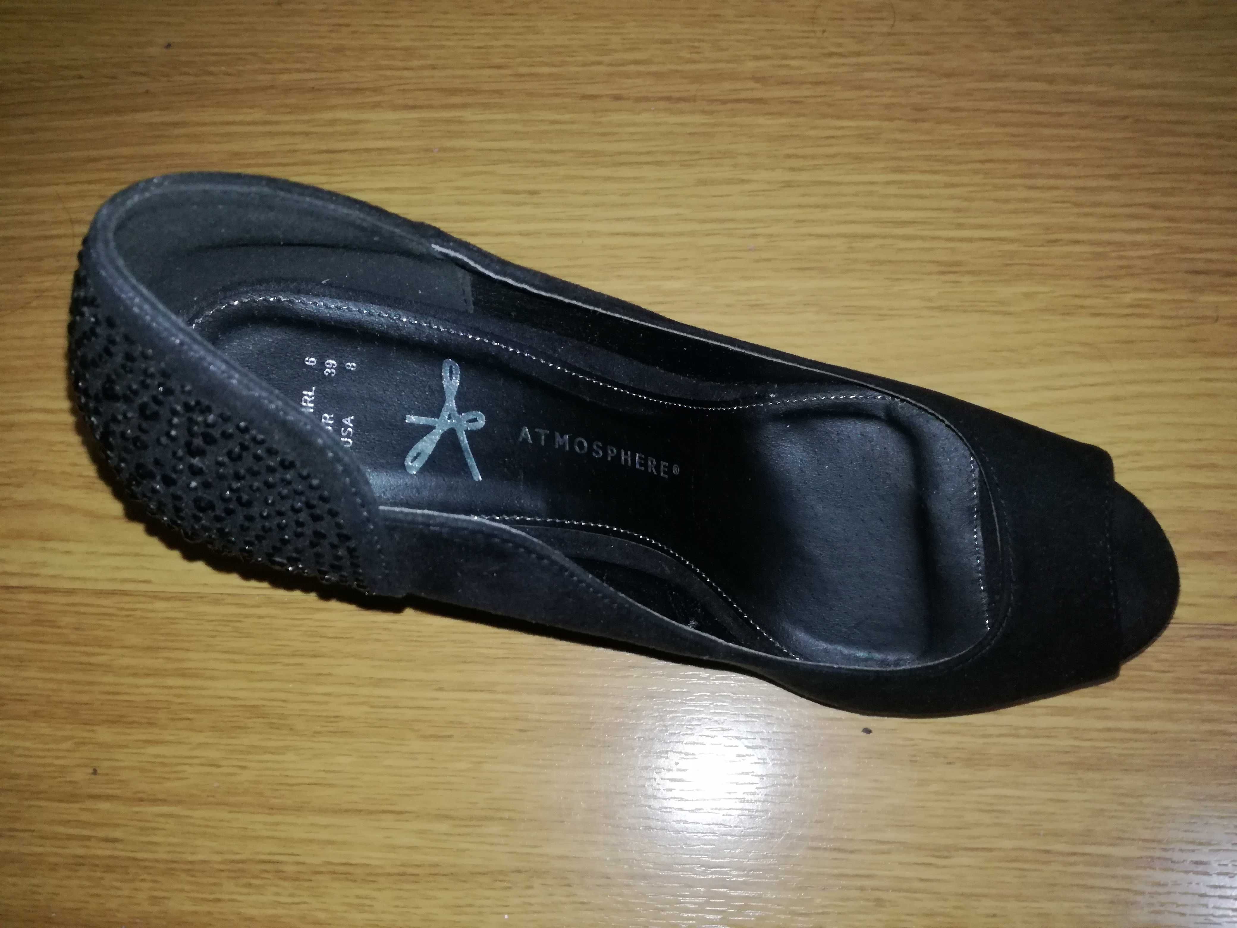 Sapatos pretos altos