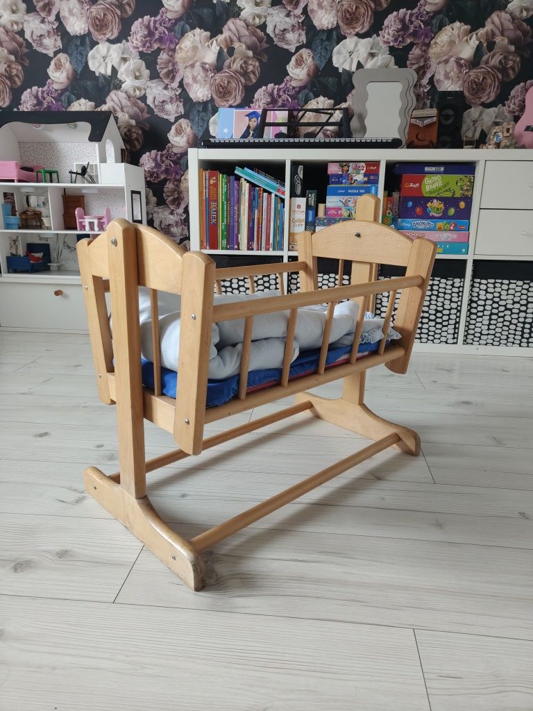 Sprzedam drewnianą kołyskę dla lalek