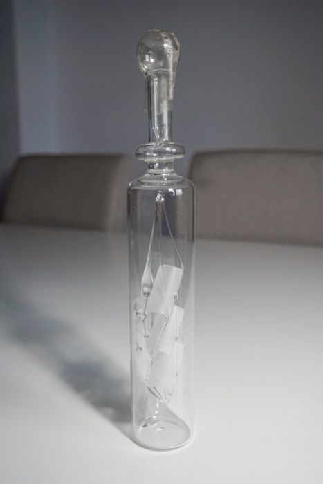 Barco de vidro dentro de garrafa de vidro