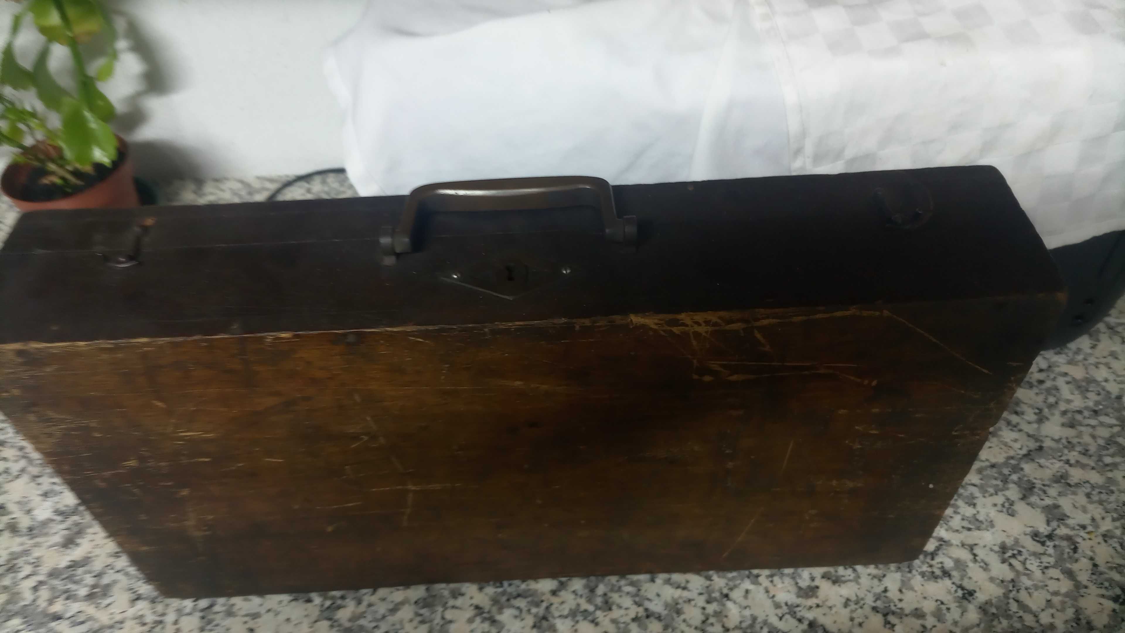 Antiga caixa ferramentas aprendizes oficinas CP, comboios
