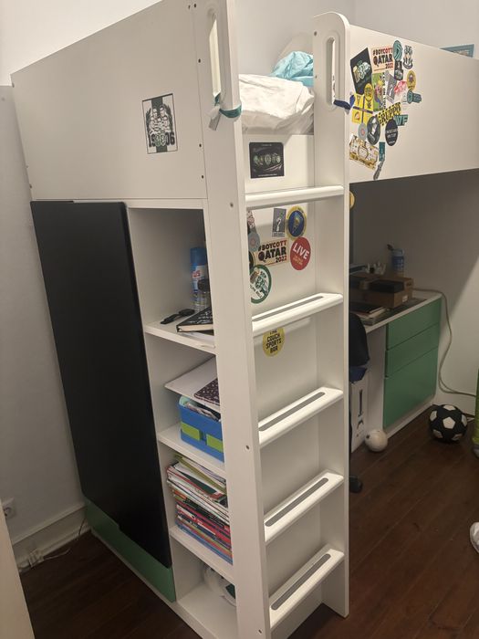Cama Smastad (ikea) com secretaria com gavetas e armario