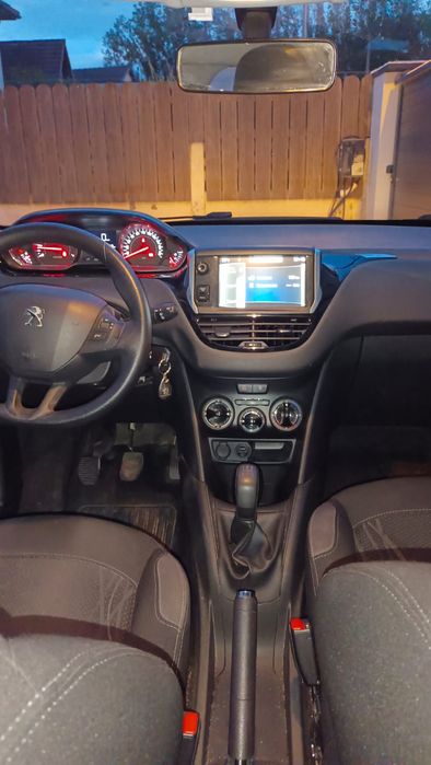 Peugeot 208 cinzento