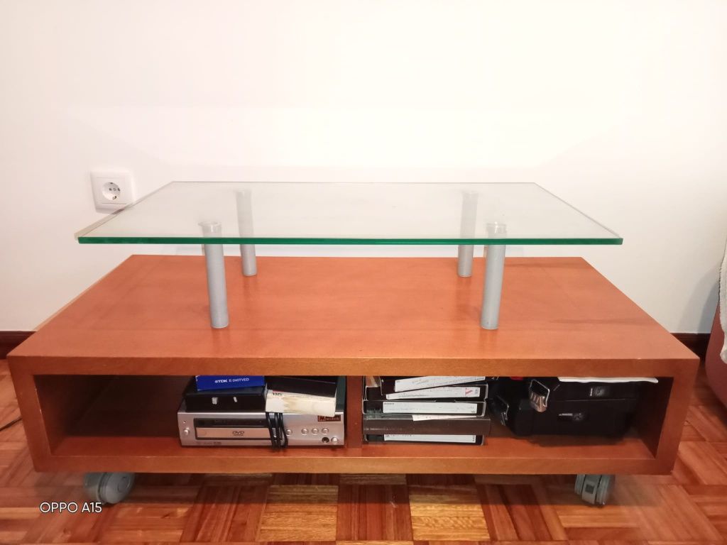 Mesa de televisão com rodas e tampo de vidro