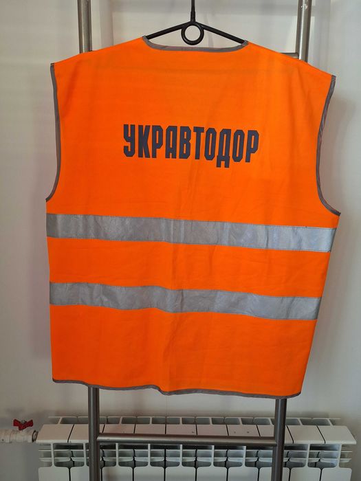Дорожні знаки 3.1; 3.21; 3.35; 4.1, жилет зі світловідбивними смугами