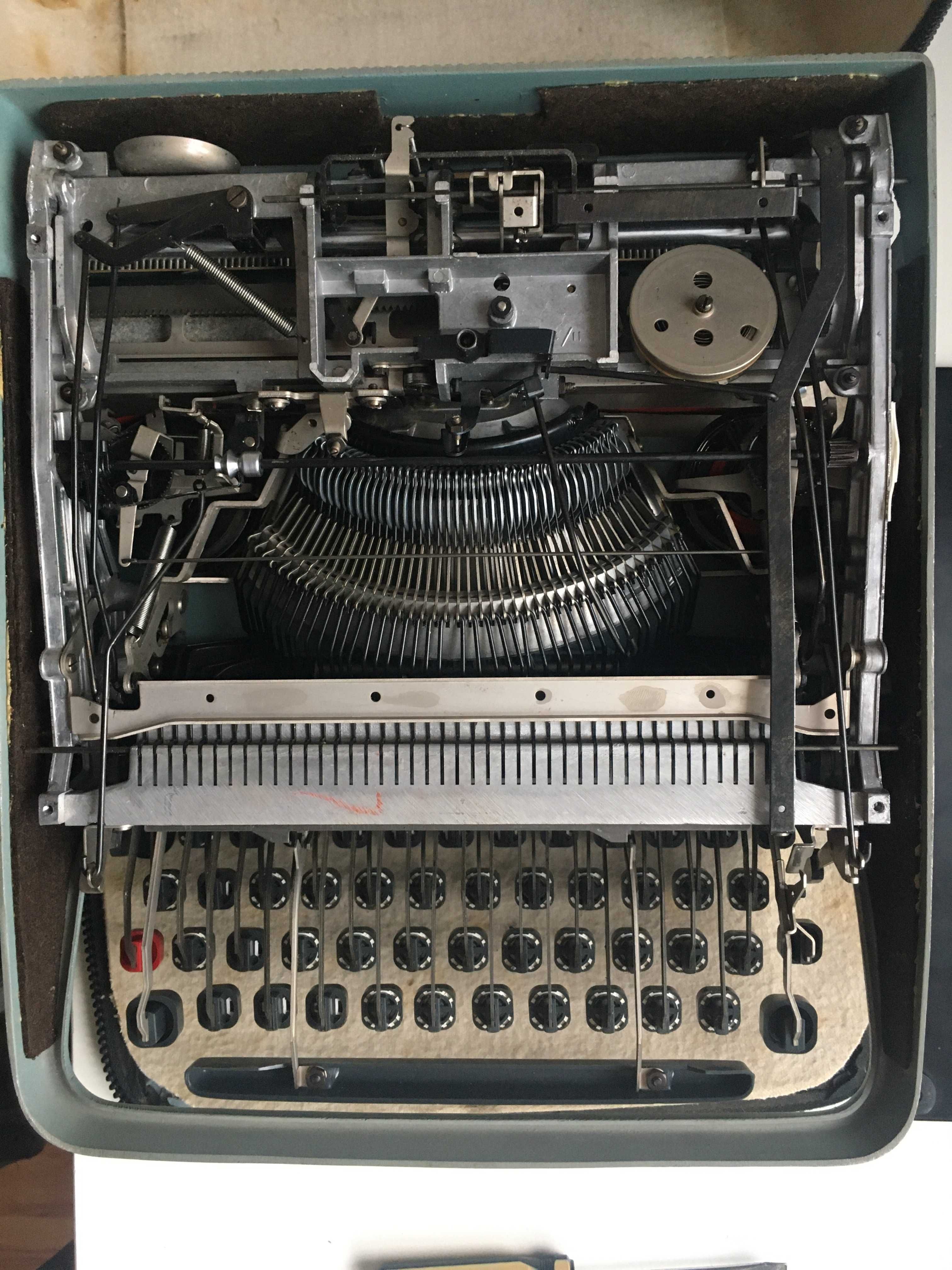 OLIVETTI LETTERA 22 Maszyna do pisania 1950r. POLSKA czcionka