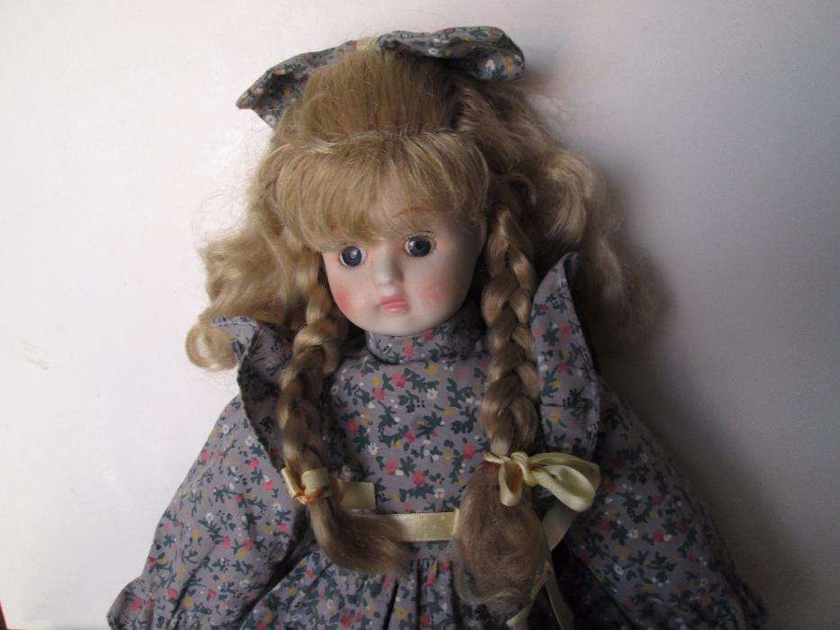 Boneca de porcelana e boneca em borracha
