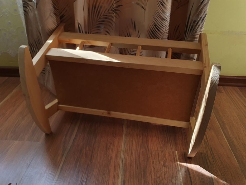 Ślicze łóżeczko dla lali, zabawka bujane drewniane. Zabawka 1+ montre