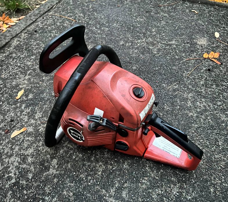 Бензопила, готова до роботи!