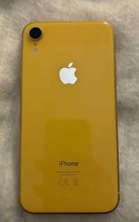 Żółty iPhone XR wraz z case
