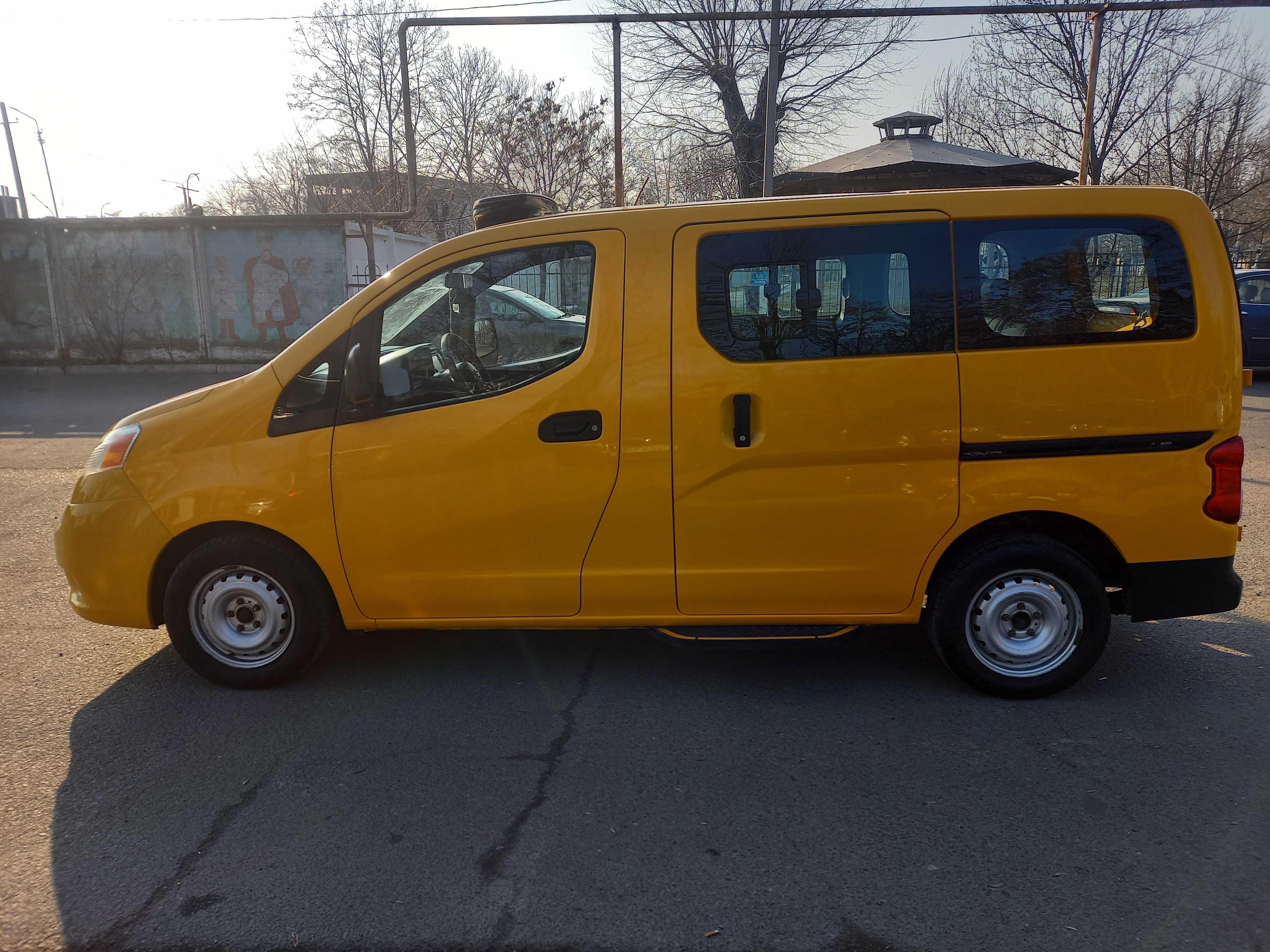 Микроавтобус пассажирский Nissan NV200 TAXI