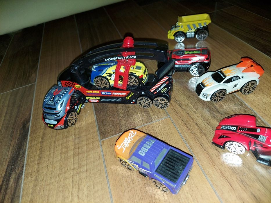 Duże auto z naczepą i podnośnikiem HDS + 11 aut.