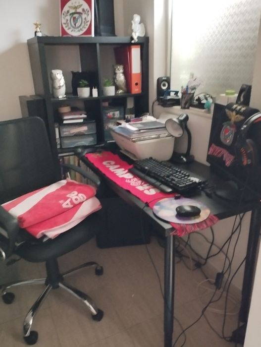 Secretaria em preto do IKEA em bom estado,com cadeira e 2 prateleiras