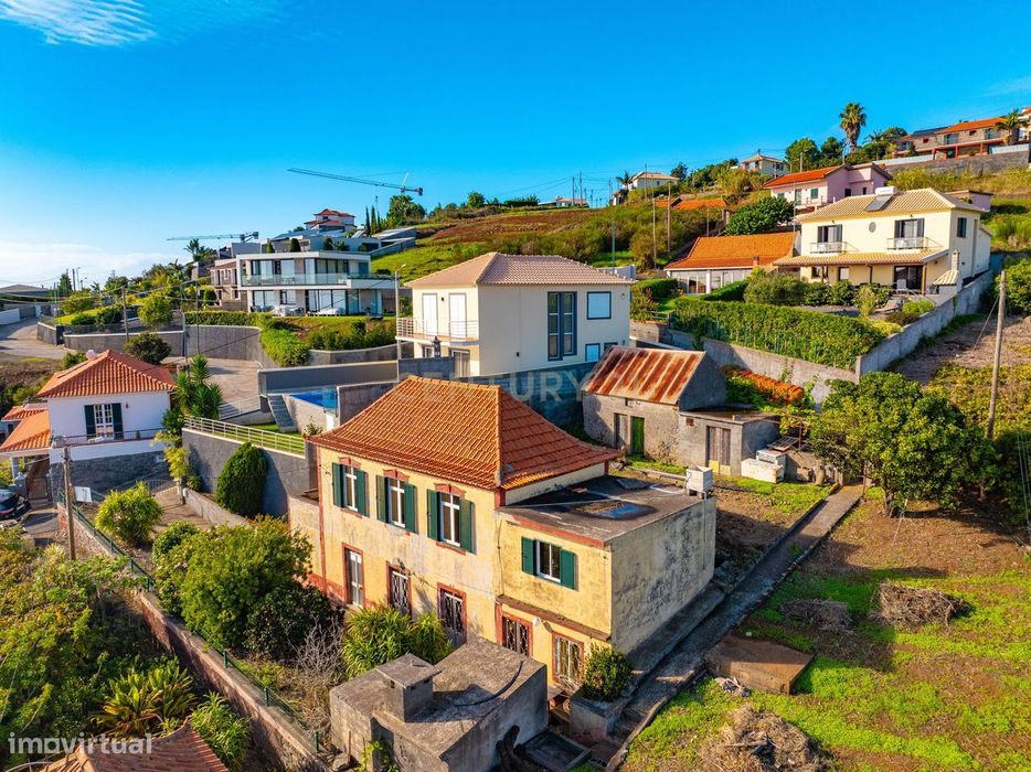 Moradia Tradicional nos Prazeres com Terreno e Vista Mar