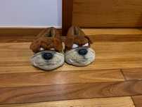 Pantufas em forma de cão