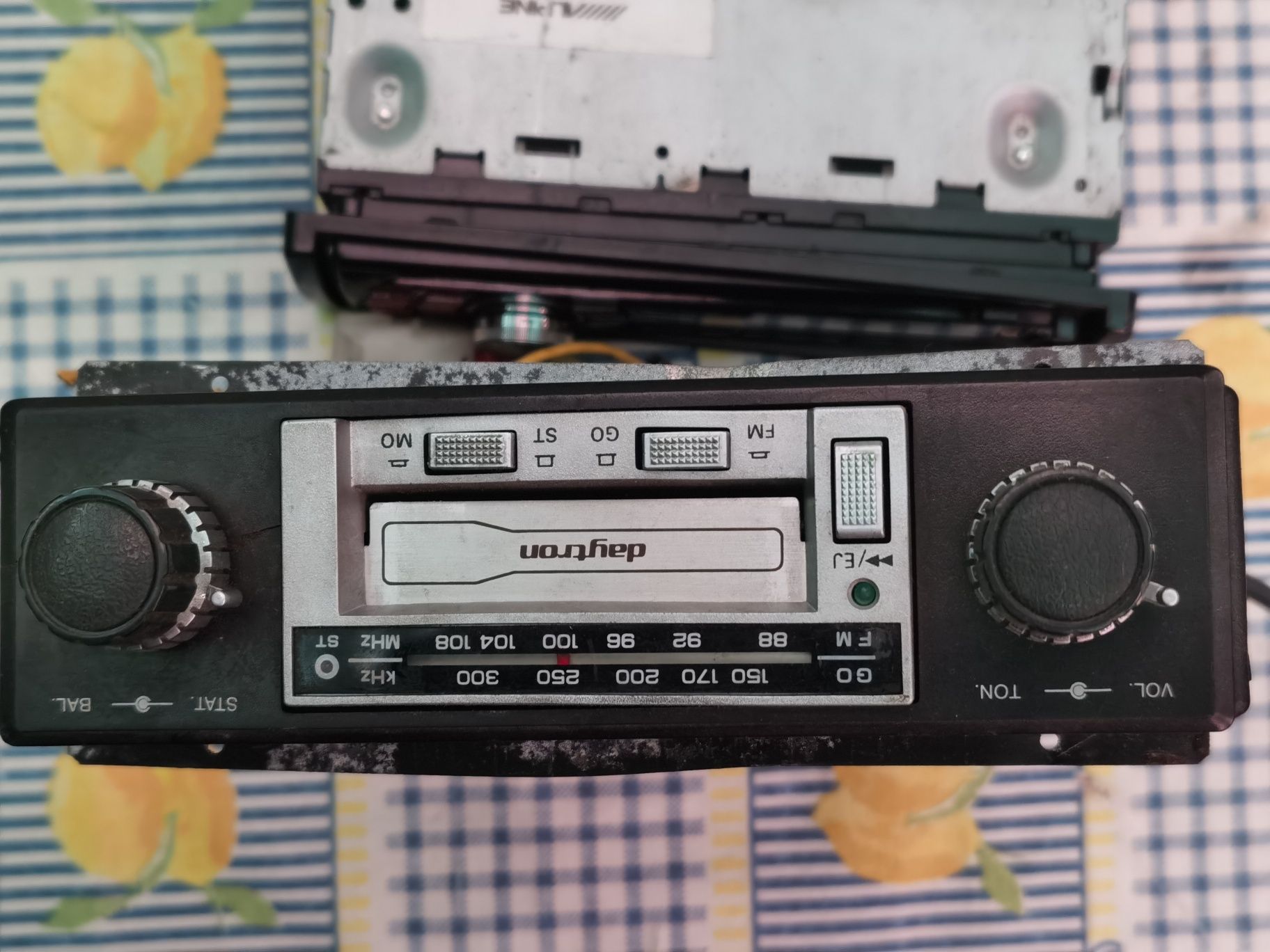 Rádio antigo com caixa de saída
