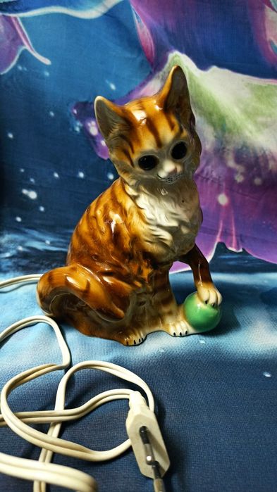 Статуэтки фарфоровые.