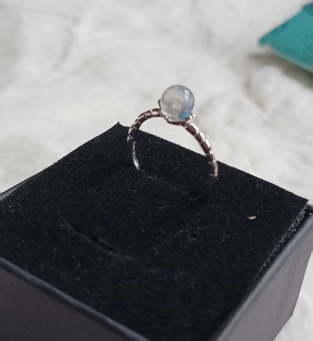 Nowy srebrny pierścionek z kamieniem księżycowym