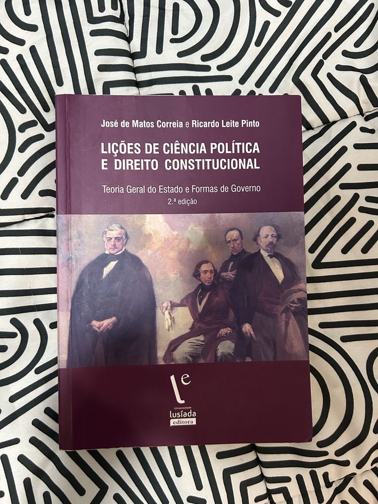 Livros de direito praticamente novos, dois deles são gratis.