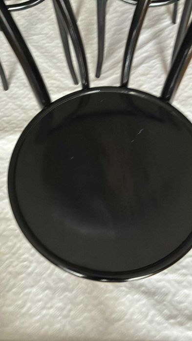 4 czarne gięte krzesła