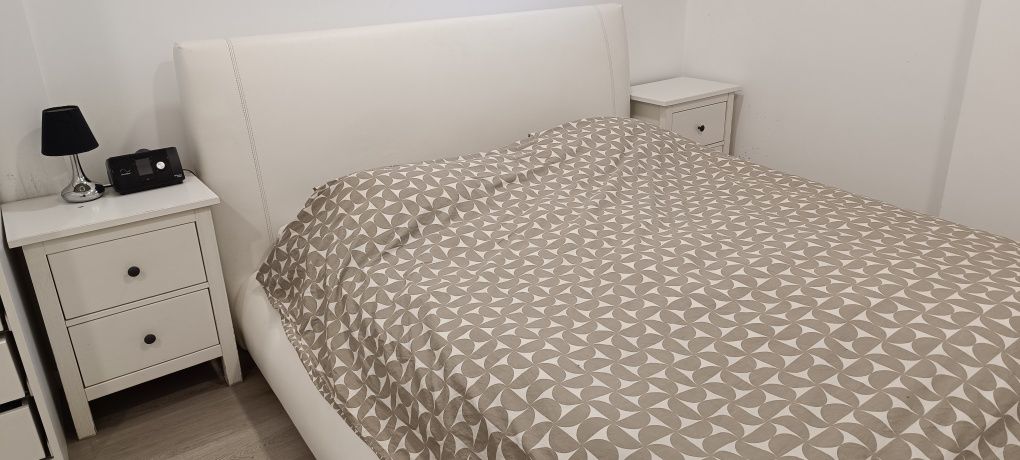Cama de casal em pele