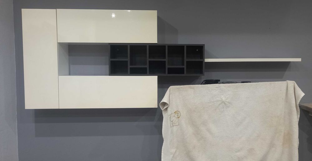 Móvel de sala com estante de parede e mesa de centro