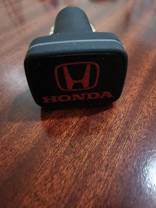 Isqueiro forrado a pele, auto da Honda.