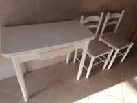 Mesa de cozinha branca e duas cadeiras