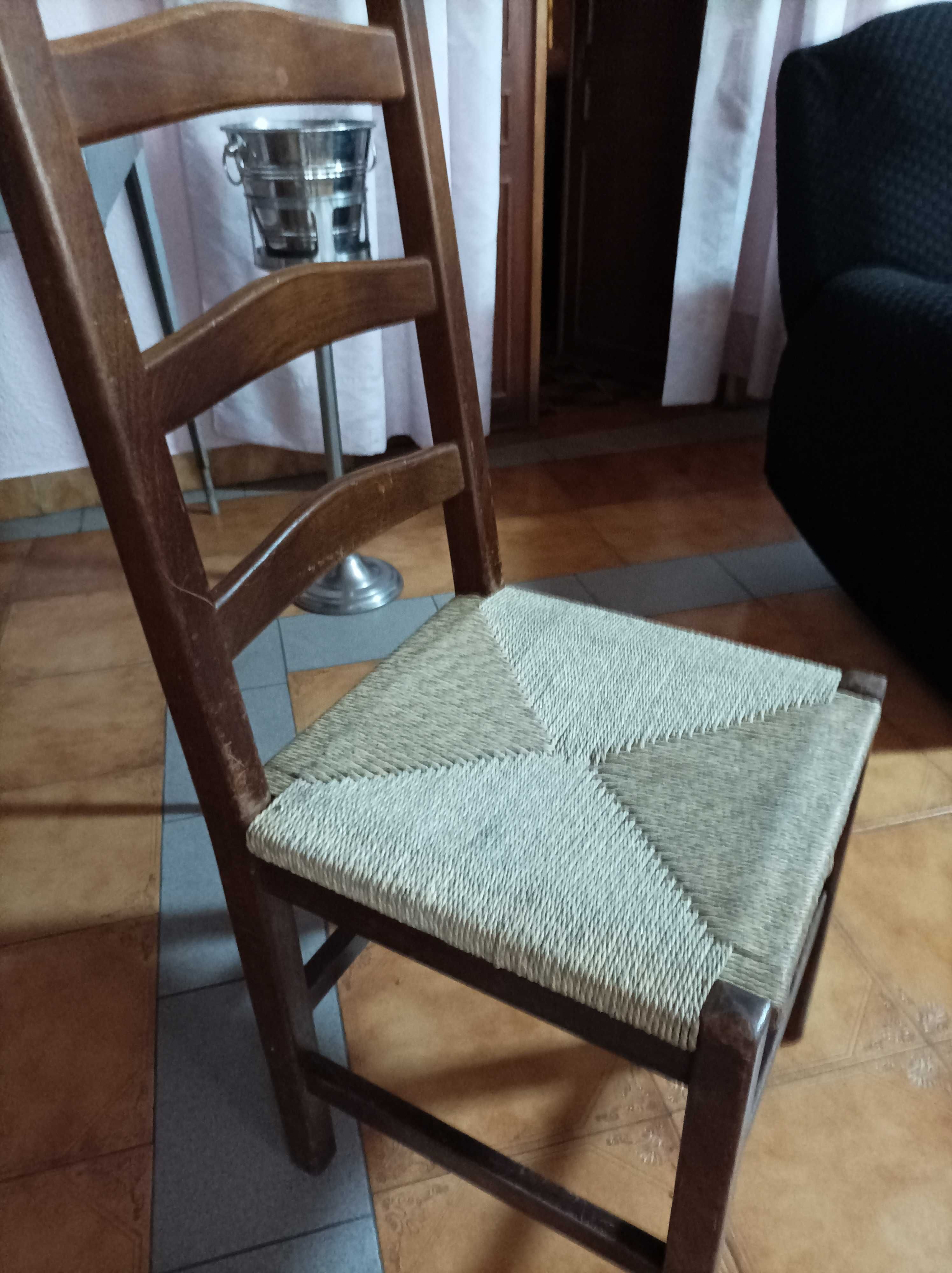 Cadeira em madeira com assento em corda
