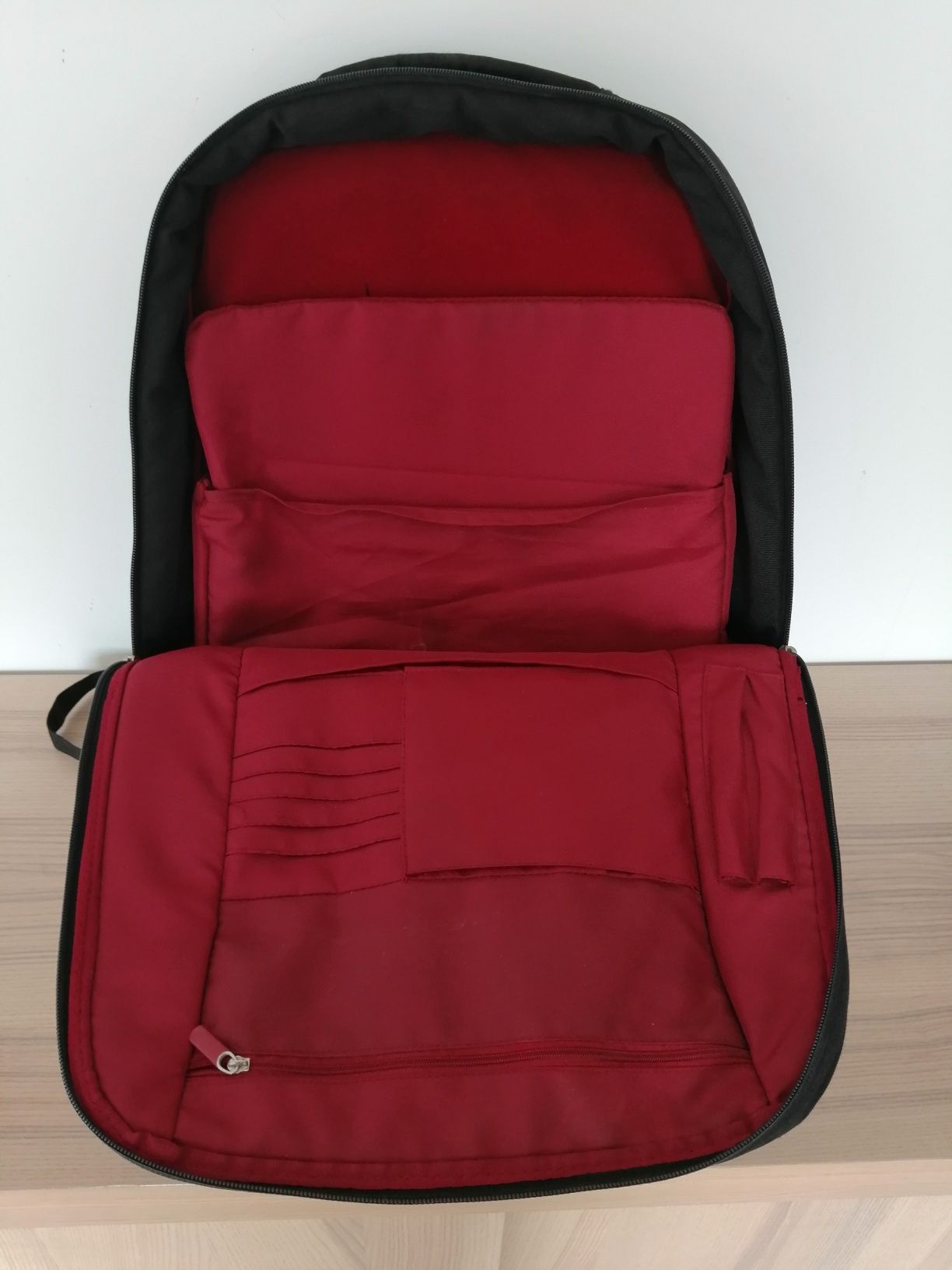 Czarno czerwony plecak na notebooka Belkin