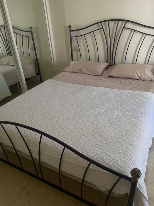 Cama casal com 2 mesas de cabeceira