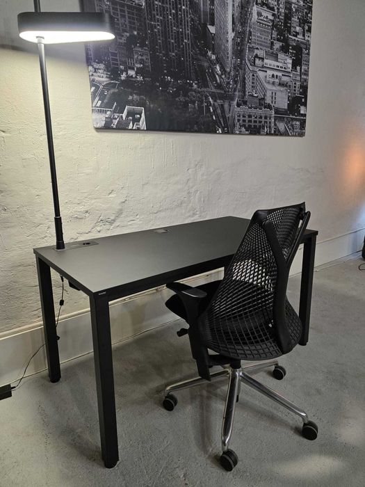 Biurko Premium Nowy Styl 140x70 z USB i lampą