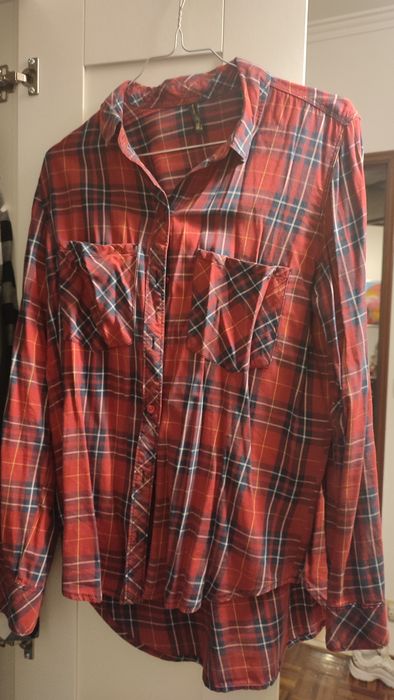 Camisa vermelha e azul