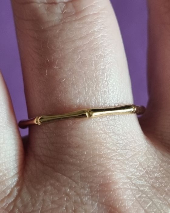 Anel/aliança dourado, em aço, estilo "cana de bambu". T20bambu