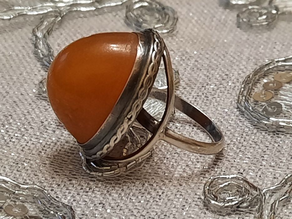 Srebrny pierscionek z bursztynem