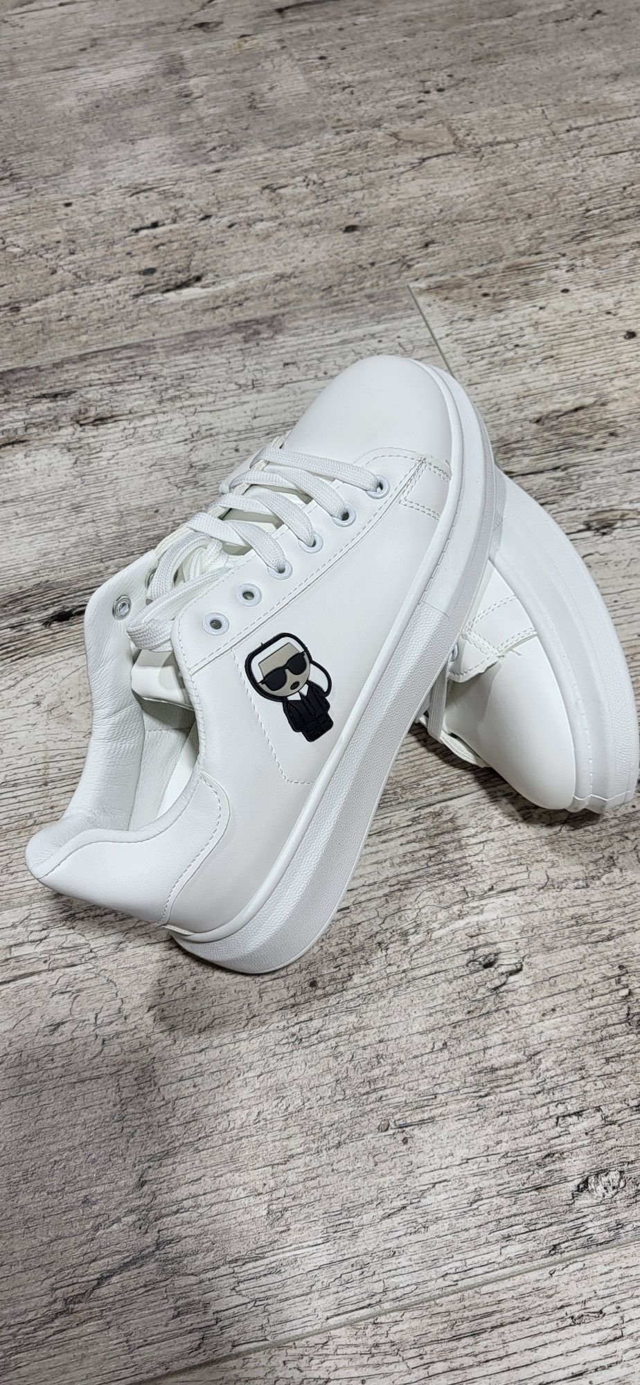 Białe sneakersy damskie młodzieżowe logo ludzik karl 40
