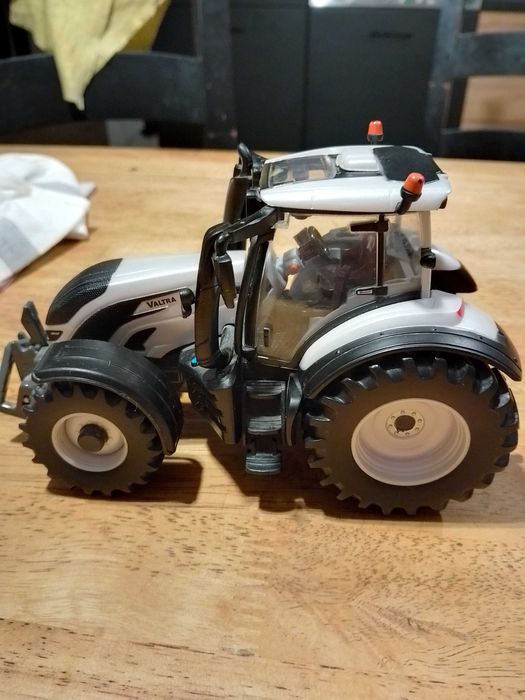 Traktor VALTRA Britains 43215