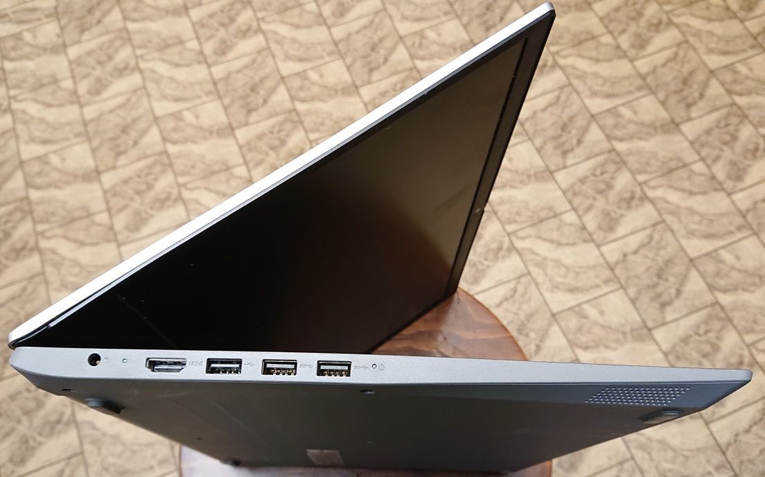Lenovo /17,3" /Ryzen 5 3500u/SSD 512 Gb/20 Gb DDR4/батарея 3 час