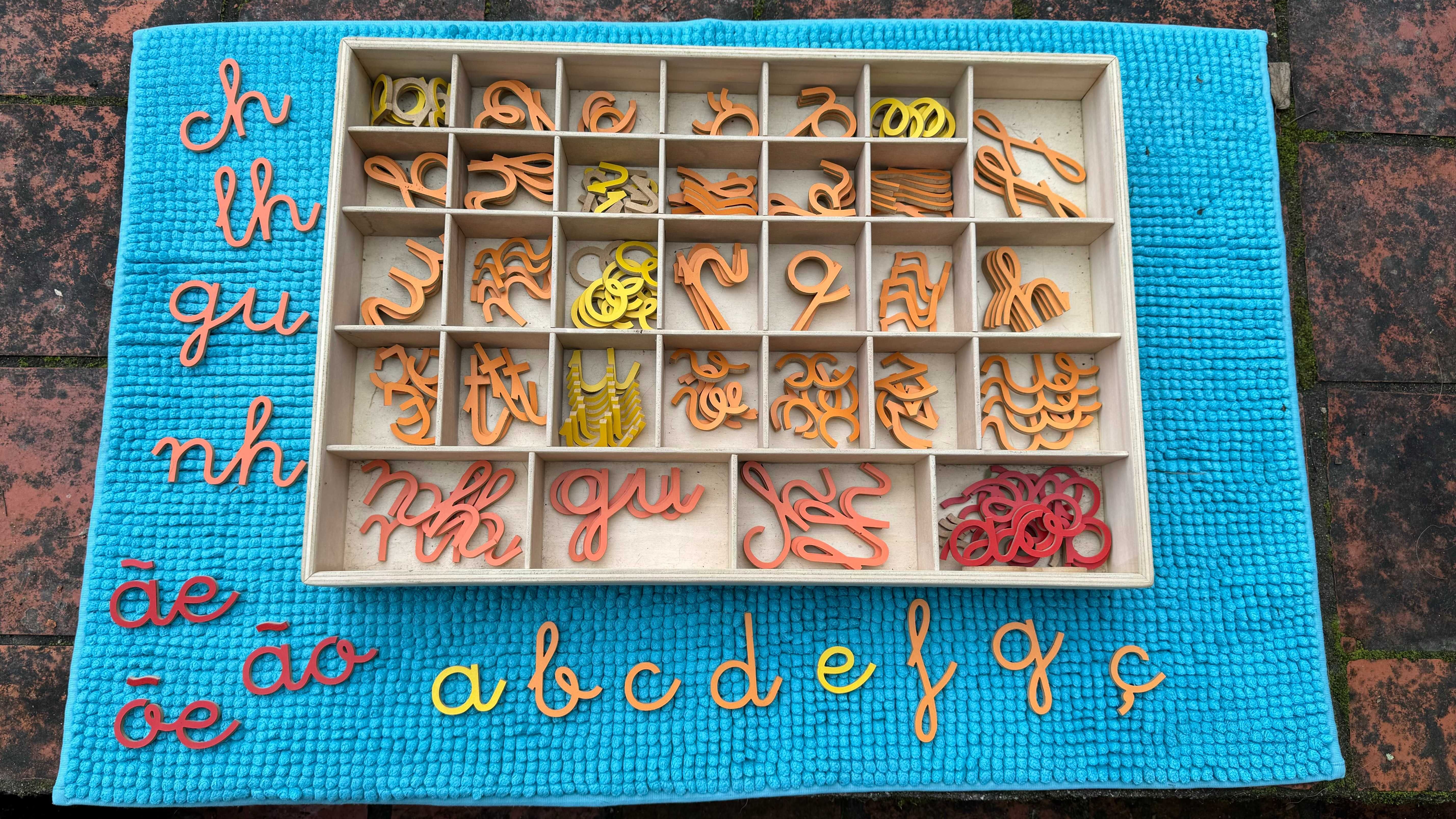 Alfabeto móvel + letras de lixa + bandeja areia | Materiais Montessori