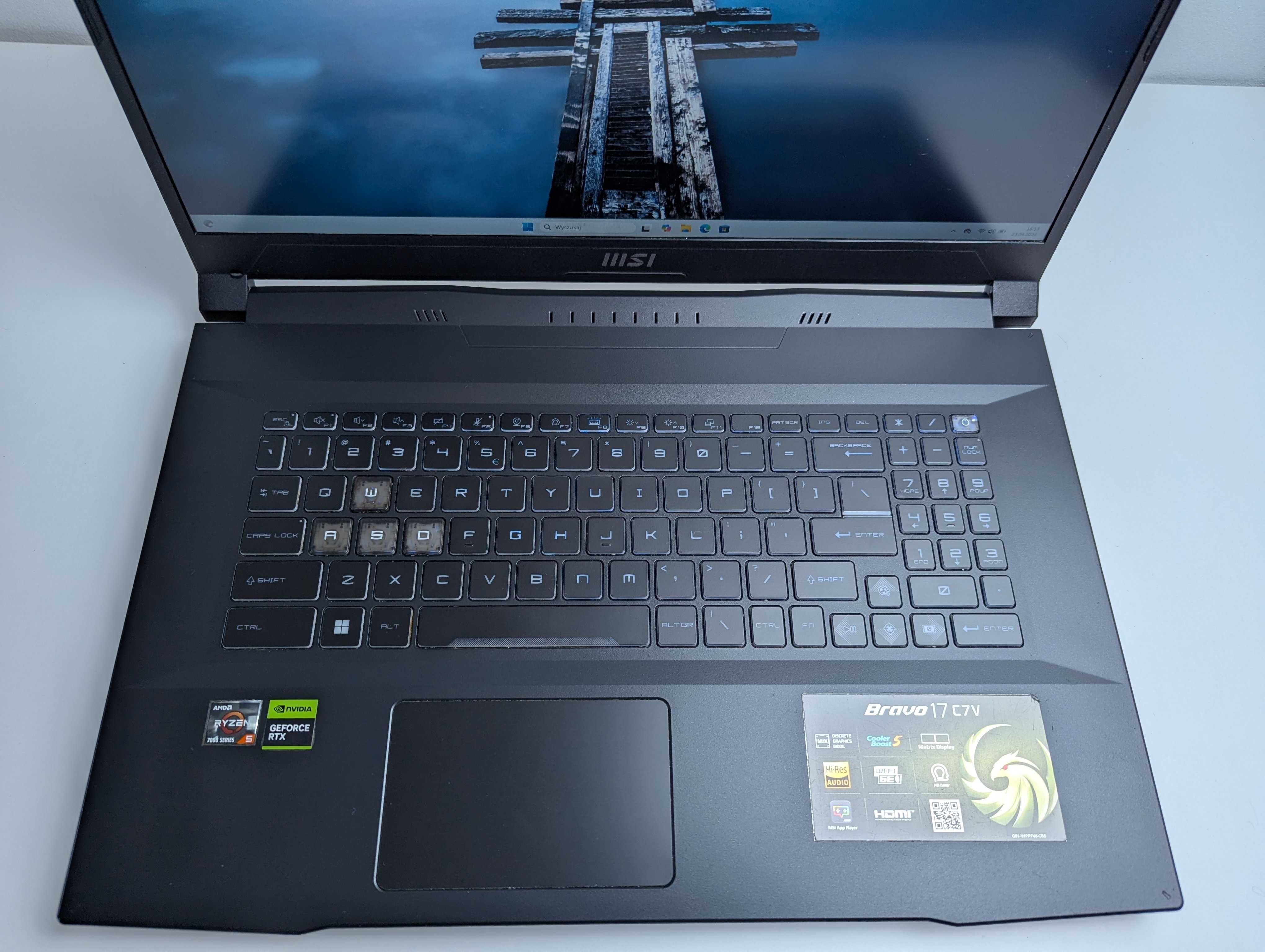 LAPTOP GAMINGOWY MSI Bravo 17" RTX 4050 Ryzen 5 7535H 144hz