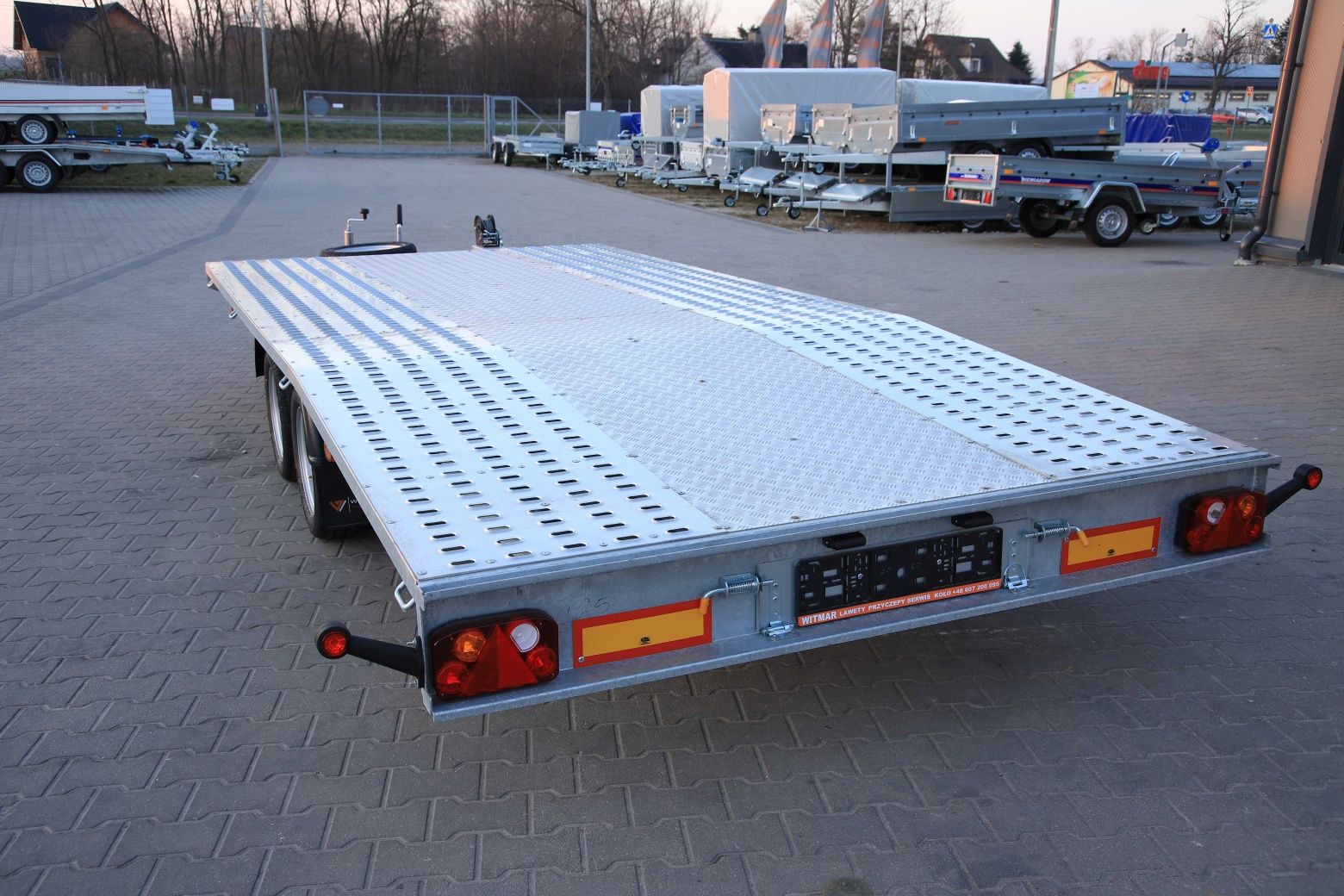 Wynajem lawety 2500 dmc, transport samochodów