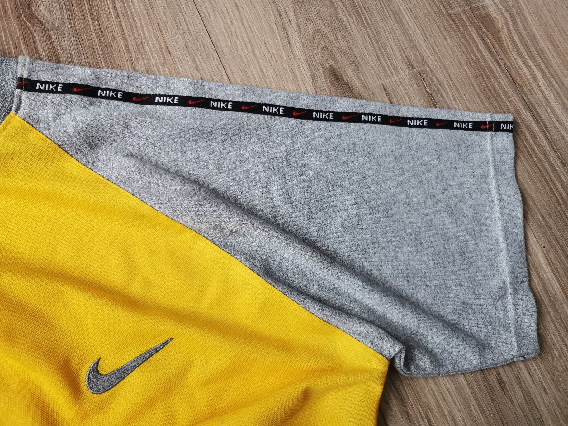 Продам винтажную футболку Nike с лампасами