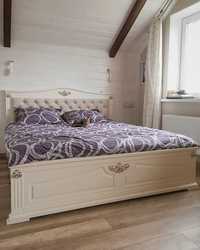 Шикарне двоспальне ліжко з м'яким узголів'ям, дерев'яне