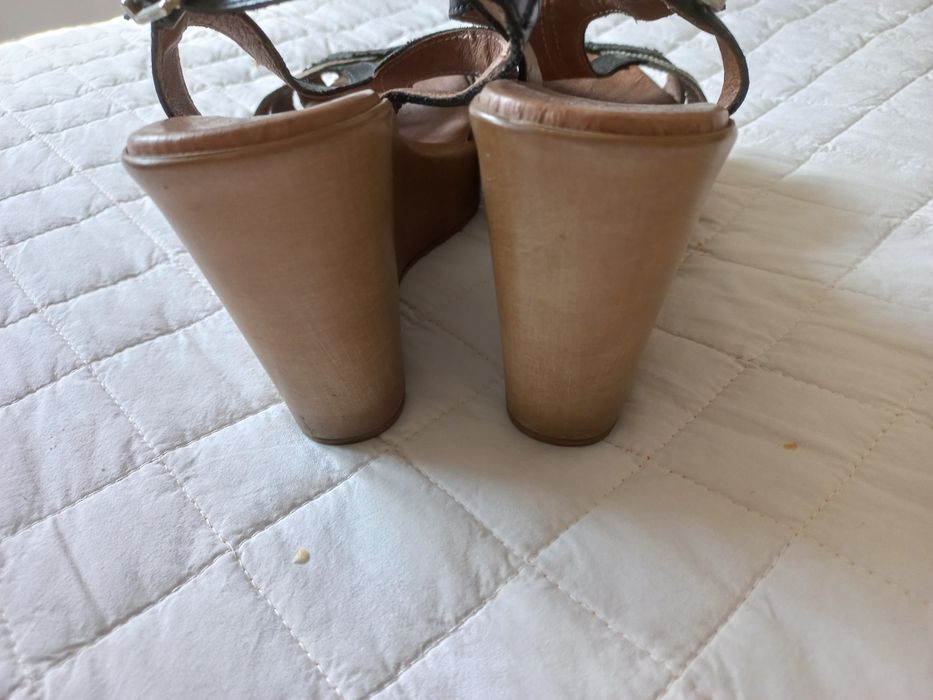 Sandálias pretas de pele Paula Urban Novas