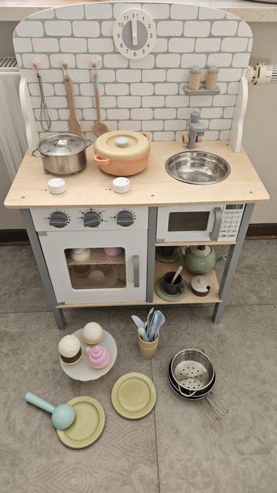 Kuchnia drewniana z akcesoriami