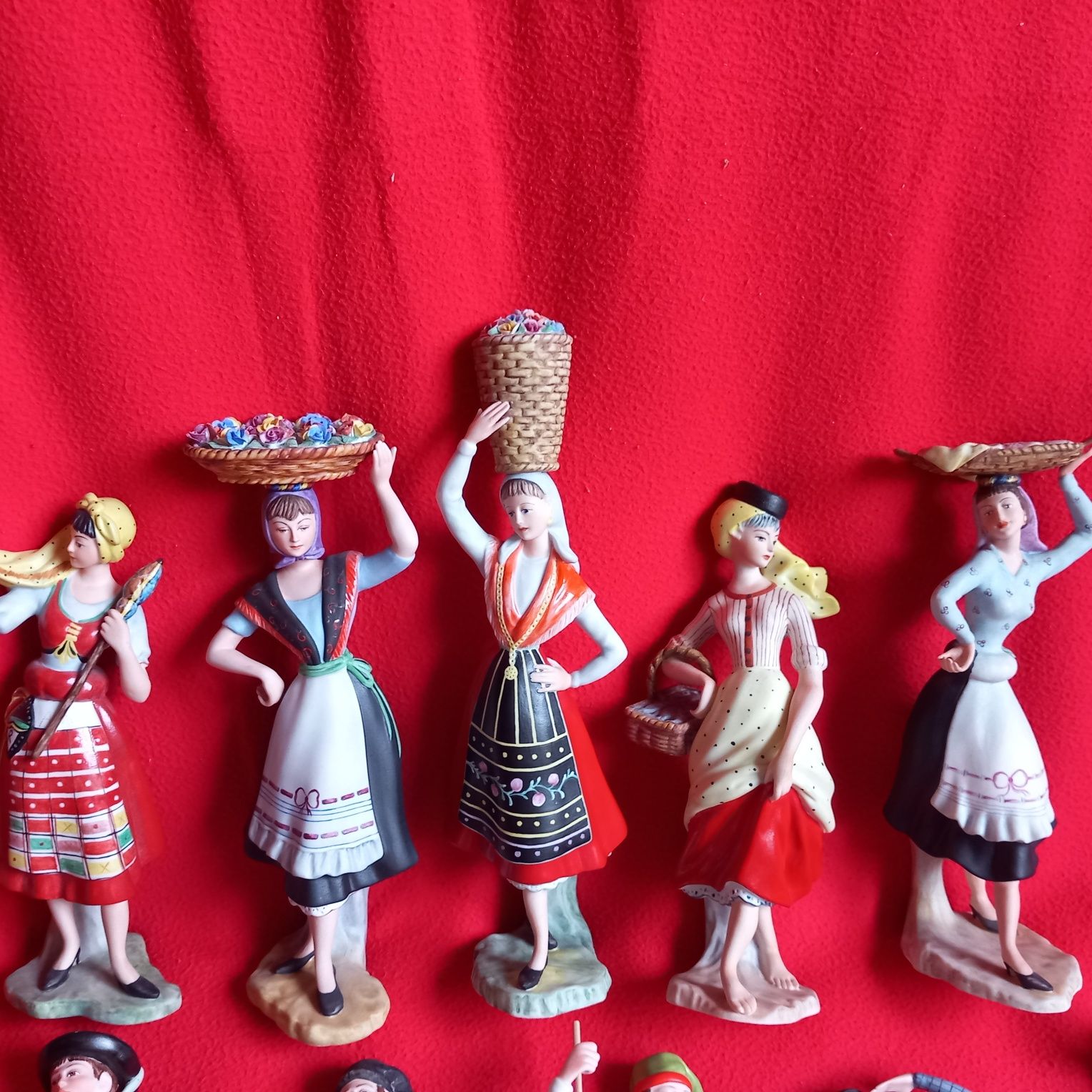 Conjunto de figuras regionais V.A,  novas