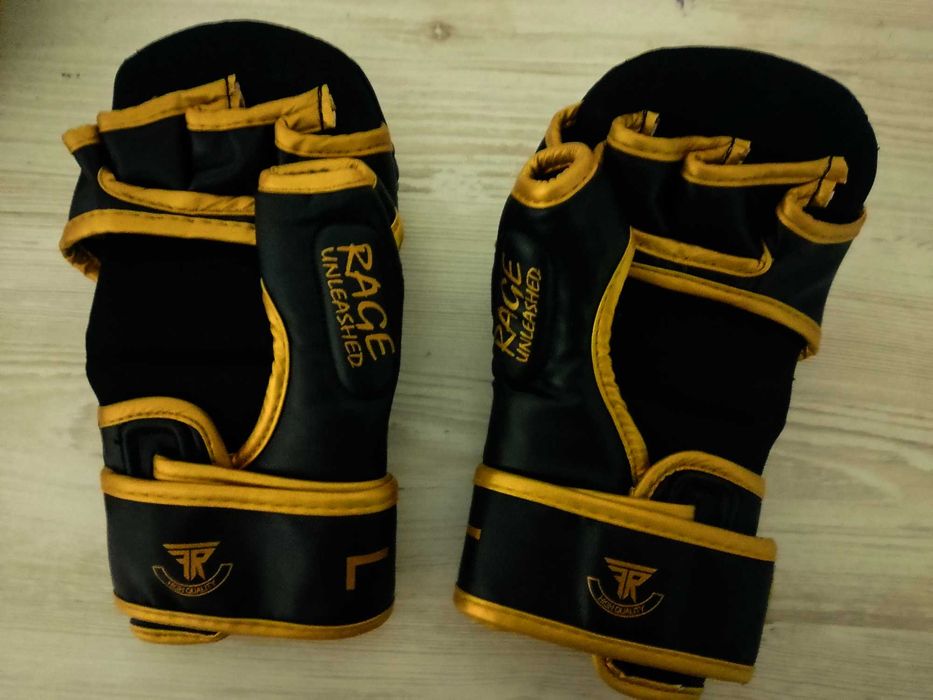 Спорт товари . Рукавиці бокс 2 шт Мма, капи бинти все по 3шт