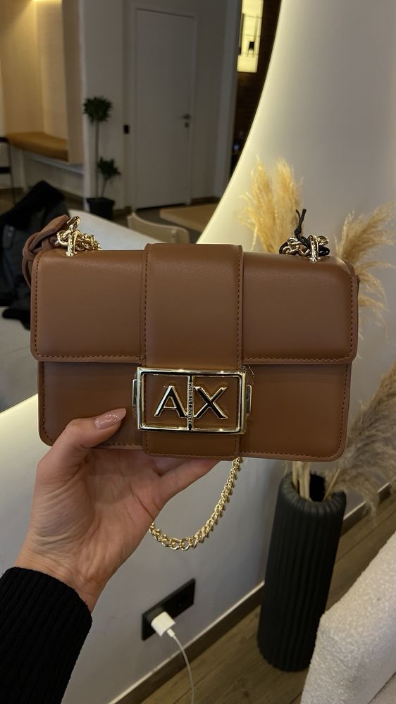 Сумочка бренду Armani Exchange в наявності чорна та коричнева
