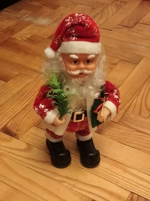 Санта під ялинку